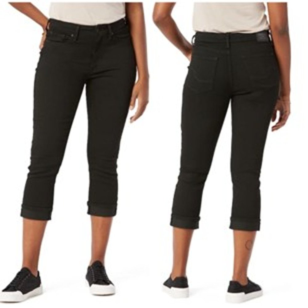 NWT - Levi's Mid-Rise Capri